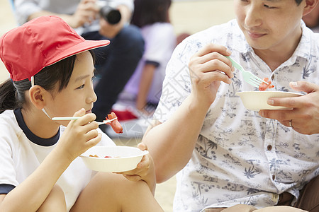 运动会后女孩和父母吃午餐图片