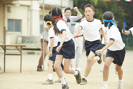 参加运动会的小学生图片