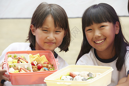 展示便当的小学生图片