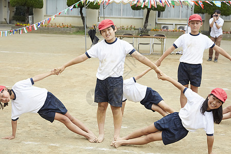 操场上运动小学生做体操图片