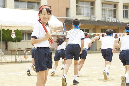 参加运动会的小学生图片