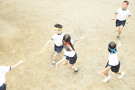 学校运动日接力跑的学生们图片