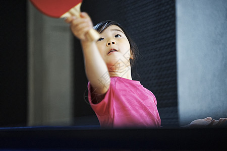 学习乒乓球的小女孩图片