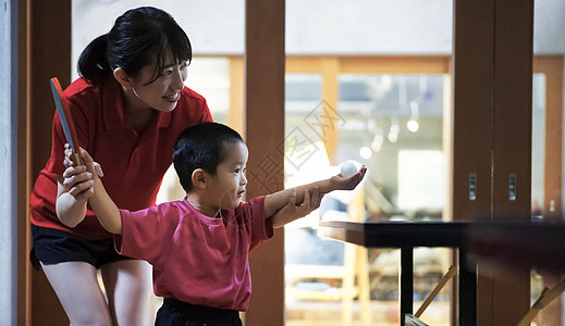 乒乓球班的老师和学生图片