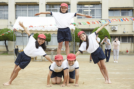 校园运动日做体操的学生们图片
