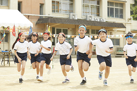 孩子奔跑参加学校运动会开心的学生们背景
