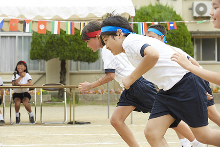 在运动会上赛跑的小学生图片