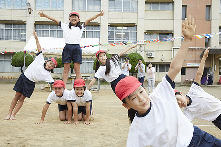 学校操场小学生做体操图片