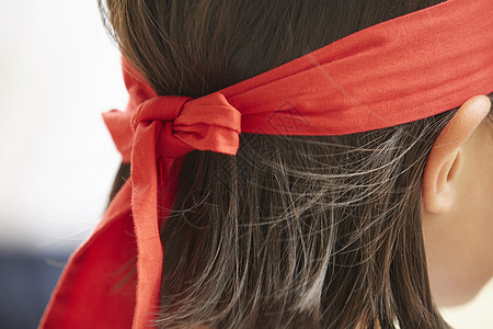 学生头绑红色丝带特写图片素材