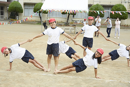 学校操场小学生做体操图片