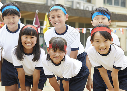 参加运动会的快乐小学生图片