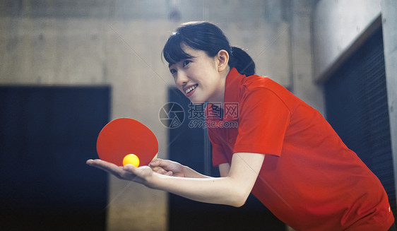 俱乐部活动乒乓球运动员的女人图片
