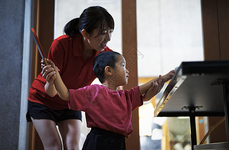 老师教小孩打乒乓球图片