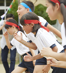 准备跑接力赛的小学学生图片