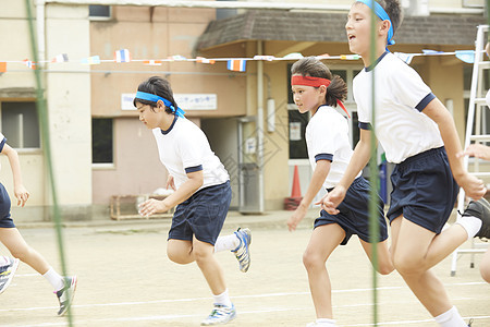 在运动会跑步的小学学生图片