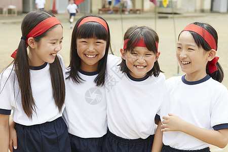 室外欢快参加运动会的小学生图片