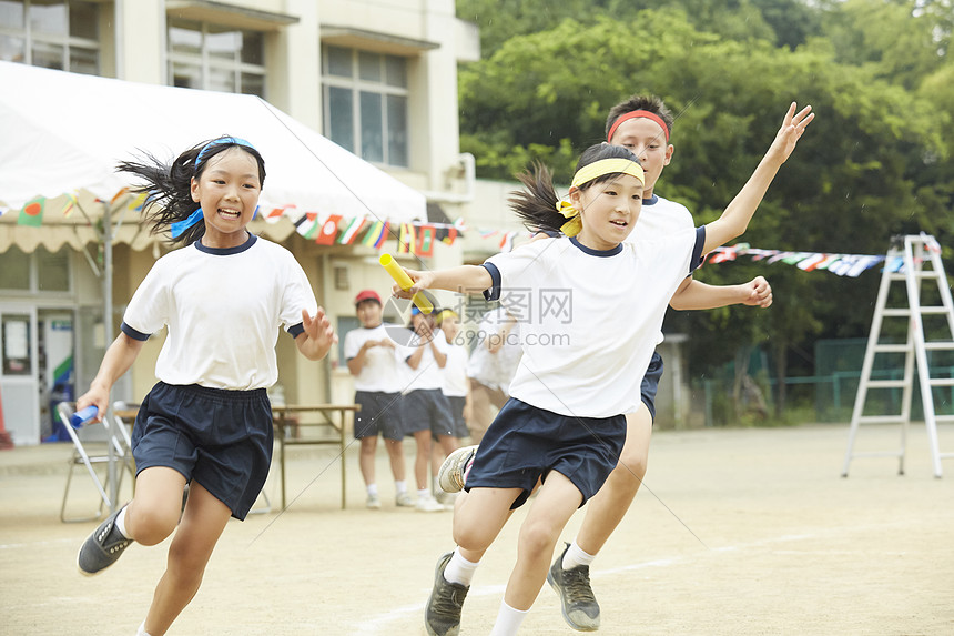 户外学校体育运动员接力球员图片