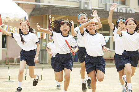 孩子奔跑参加运动会的小学生背景