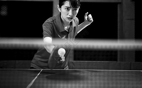 打乒乓球运动员的女人图片