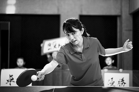 女运动员乒乓球锻炼图片