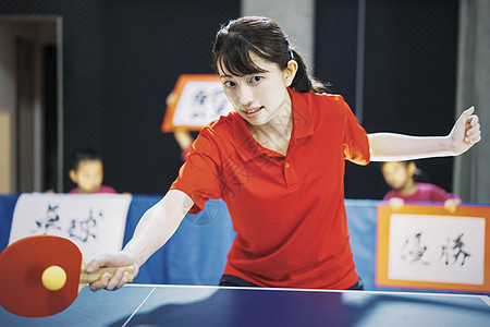 女运动员乒乓球锻炼图片