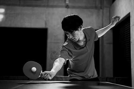 男运动员打乒乓球背景图片