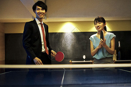 打乒乓球的夫妇图片