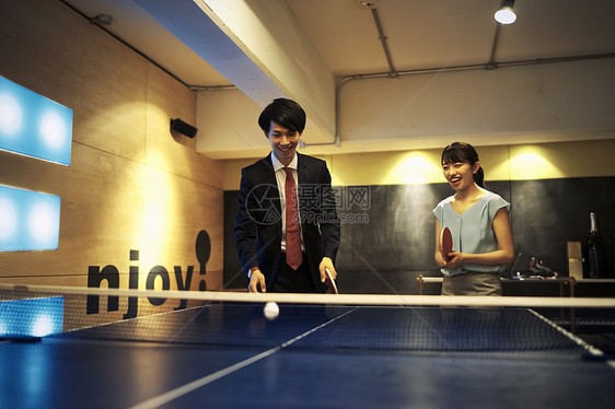 演奏上班族白领打乒乓球的夫妇图片