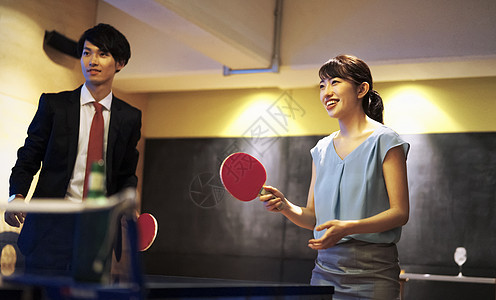 互联网男白领情归第五大道打乒乓球的夫妇图片