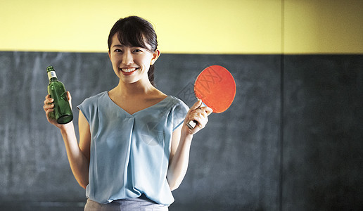 喝酒解压在乒乓球酒吧的女人图片