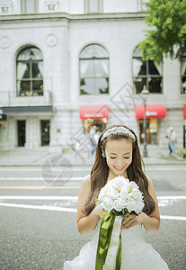 女性婚纱写真手捧花图片