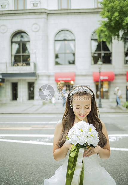 女性婚纱写真手捧花图片