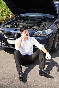 汽车故障沮丧的商务男士图片