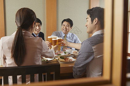 商务团队在餐厅聚会吃饭图片