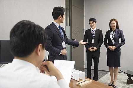 新员工入职向老板介绍椅子高清图片素材