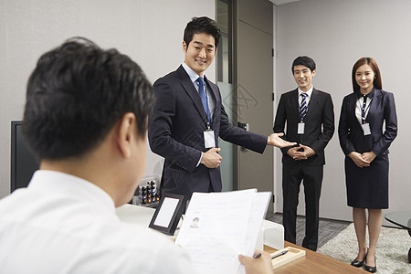 新员工入职向老板介绍成年男子高清图片素材