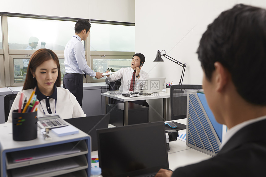 职场办公室上班的男女高清图片下载-正版图片502119780-摄图网