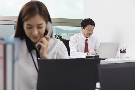 员工在办公室工作高清图片下载-正版图片502119862-摄图网