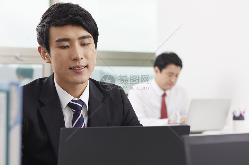 员工在办公室工作高清图片下载-正版图片502119834-摄图网