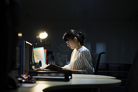 深夜公司材料办公室工作作品职业女加班工作深夜背景