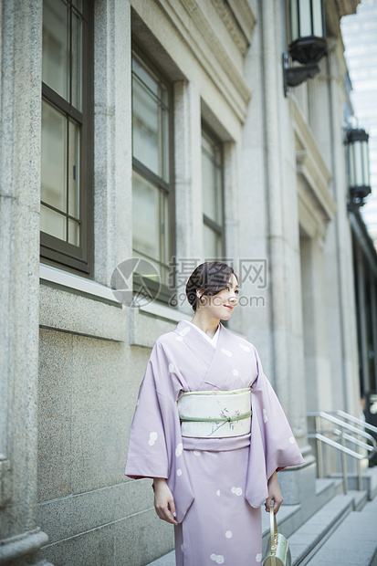 在街上穿和服的漂亮女性图片