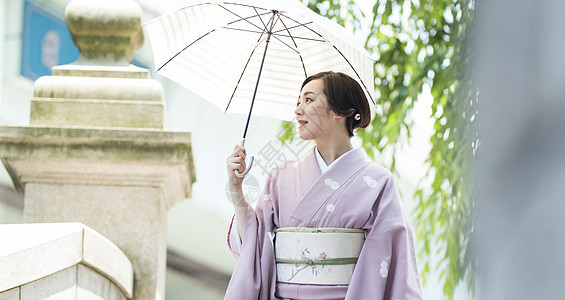 穿和服的漂亮女性在街上逛街图片