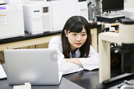 化学生物研究人员在实验室形象图片