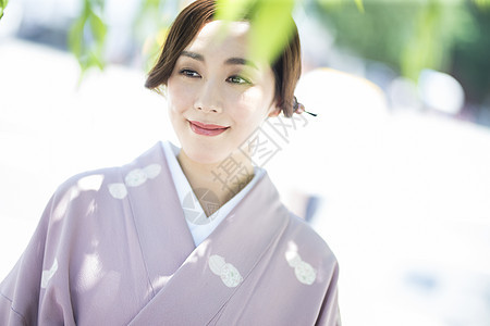 穿着日式传统服装外出的气质女性图片