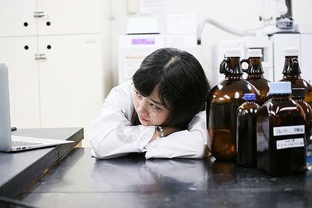 研究实验室趴在桌子上休息的女孩图片