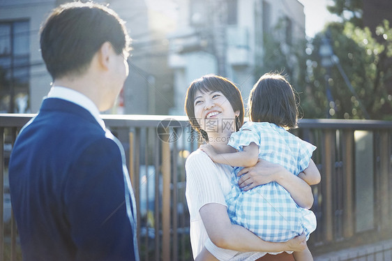 接幼儿园小朋友回家的妈妈和朋友聊天图片