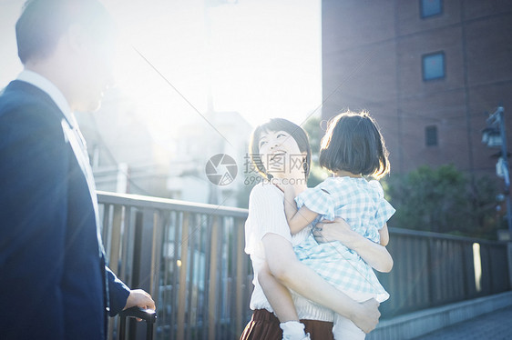 接幼儿园小朋友回家的妈妈和朋友聊天图片