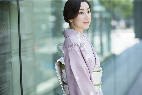 穿着日式传统服装的年轻女性图片