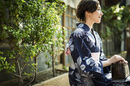 穿和服出门的女人图片