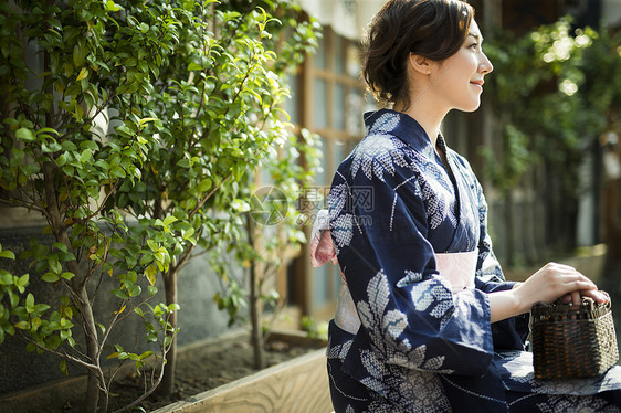 穿和服出门的女人图片